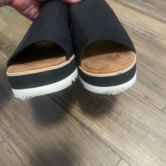 TOMS Women's Black Slide Sandals worn once! Size 9 - Picture 4 of 7